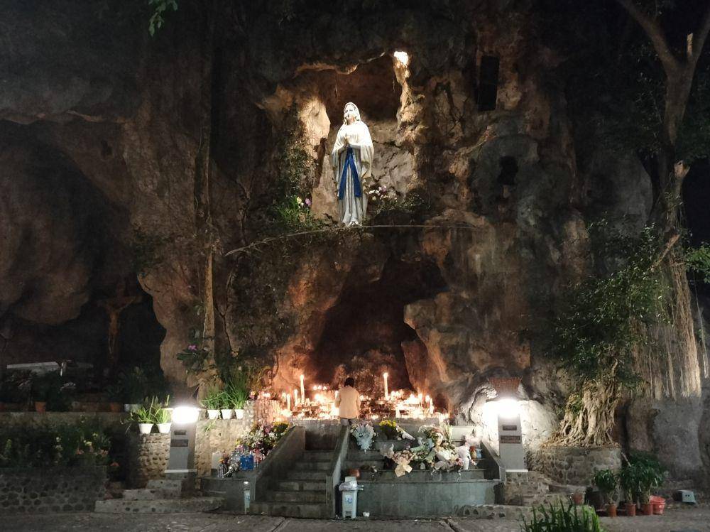 Tampak depan Gua Maria utama di Puhsarang. IDN Times/Talita Hariyanto