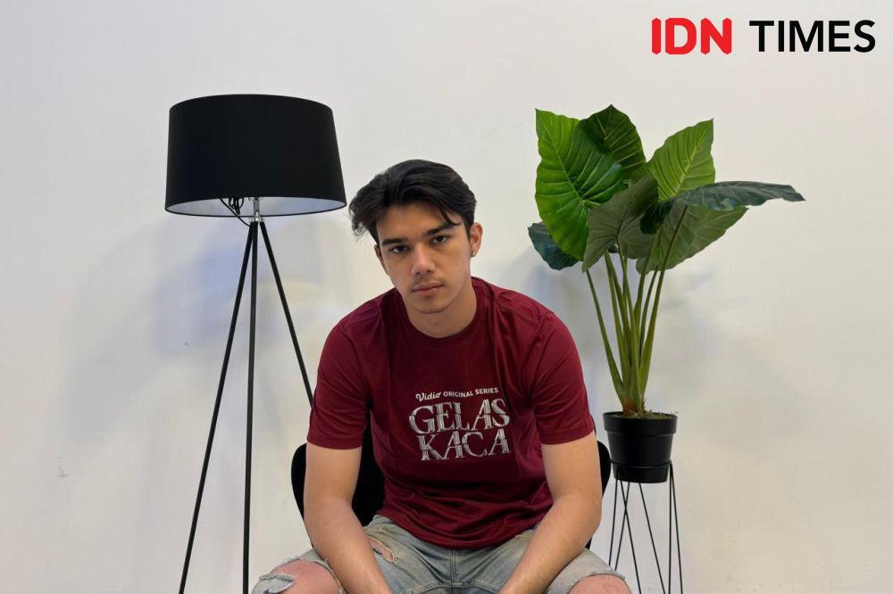 Jeff Smith Belajar Jadi Gigolo untuk Series Gelas Kaca