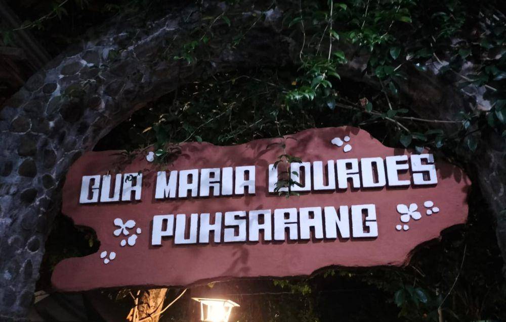 Papan nama Gua Maria Lourdes Puhsarang. IDN Times/Talita Hariyanto