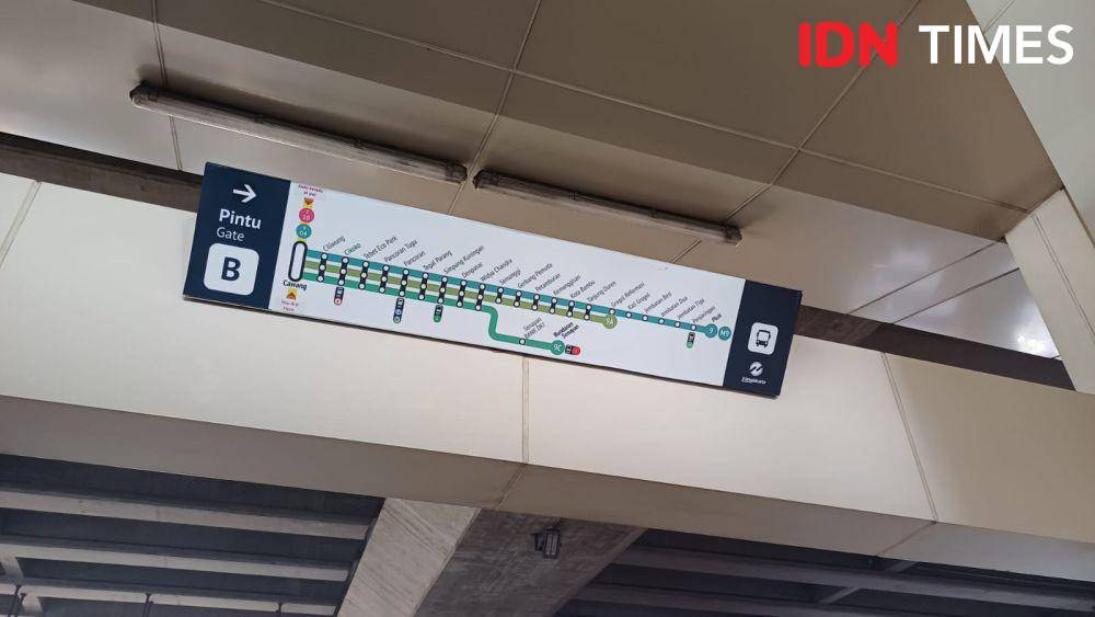 Potret papan informasi rute Transjakarta koridor 9 (IDN Times/Dhiya Awlia Azzahra)
