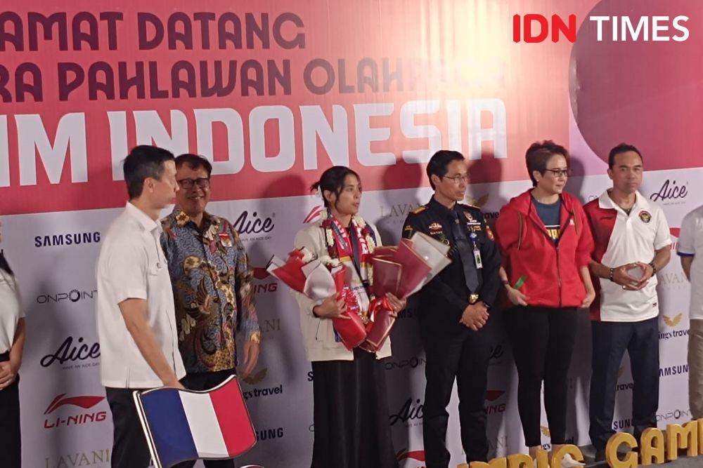 Gregoria Mariska pamer medali perunggu Olimpiade Paris 2024 di Indonesia, Jumat (9/8/2024). (IDN Times/Tino)