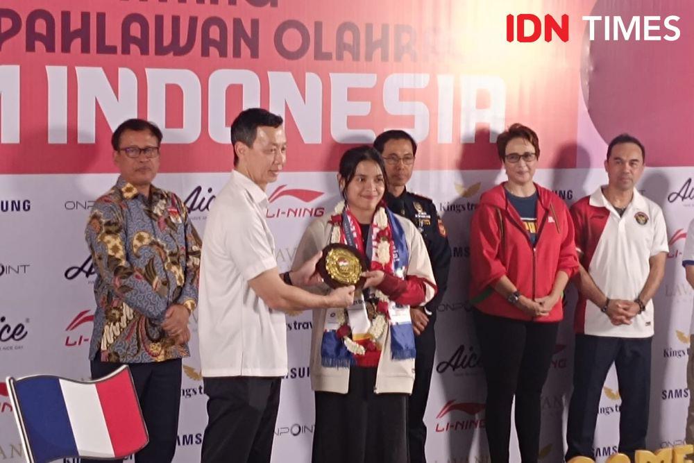 Gregoria Mariska pamer medali perunggu Olimpiade Paris 2024 di Indonesia, Jumat (9/8/2024). (IDN Times/Tino)