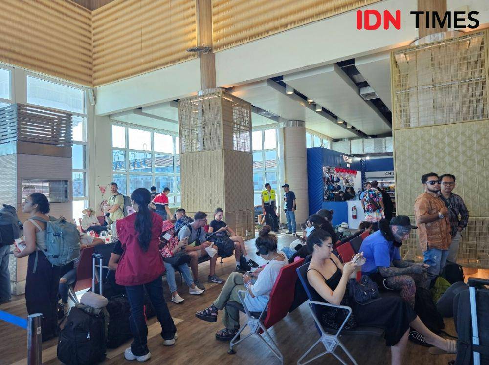 Suasana penumpang AirAsia tujuan Denpasar-Phuket di Bandara Ngurah Rai, Bali, Sabtu (10/8/2024). (IDN Times/Deti Mega Purnamasari)