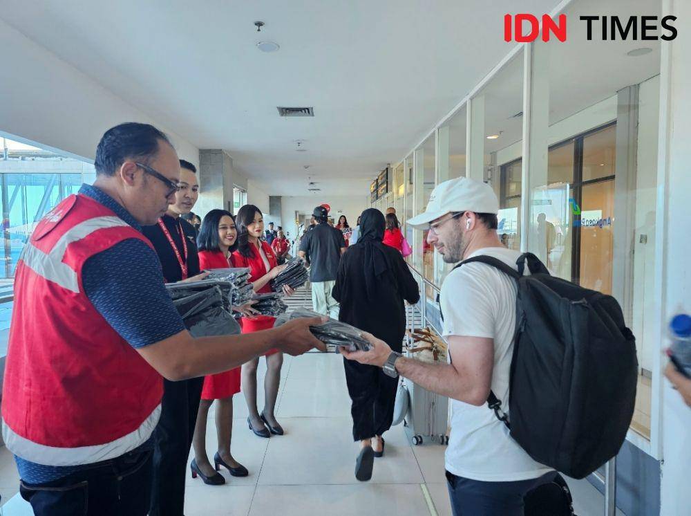 Penumpang penerbangan pertama AirAsia rute Denpasar-Phuket diberi souvenir, Sabtu (10/8/2024). (IDN Times/Deti Mega Purnamasari)