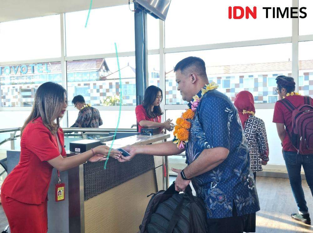 Penumpang penerbangan pertama AirAsia rute Denpasar-Phuket dilakukan pengecekan boarding pass, Sabtu (10/8/2024). (IDN Times/Deti Mega Purnamasari)