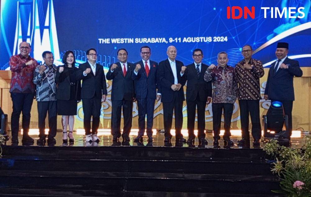 Ketua umum Peradi SAI (tengah) dan para pejabat yang hadir dalam rakernas V di Surabaya.(IDN Times/Cokie Sutrisno)