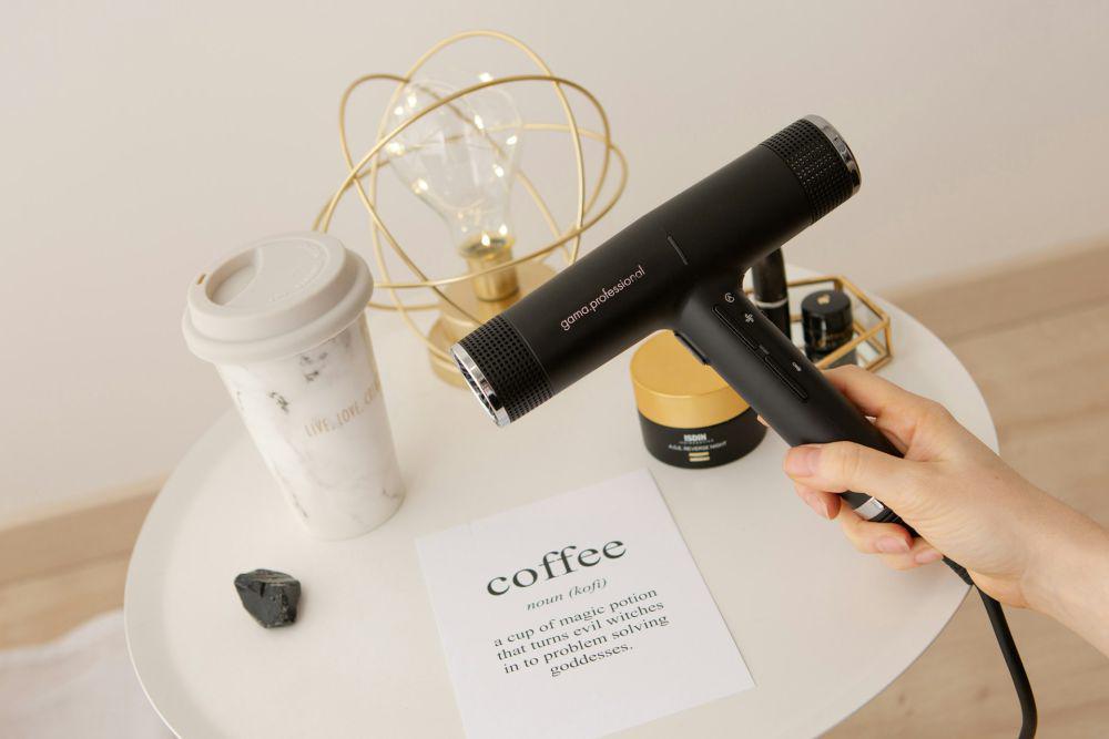 ilustrasi hair dryer (unsplash.com/Andrea Donato)