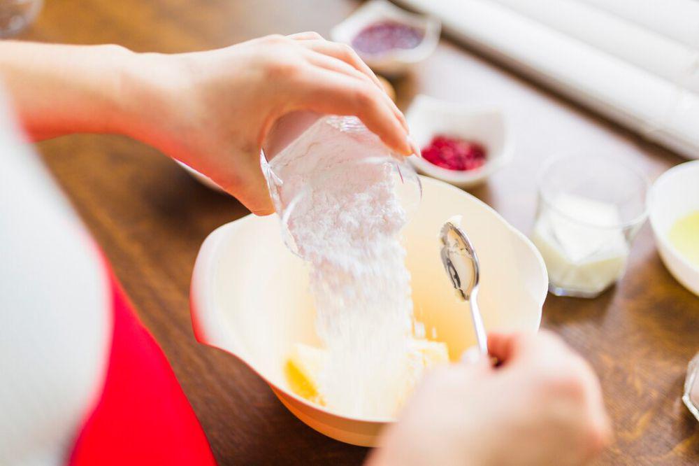 ilustrasi masak, menuang tepung (freepik.com/freepik)
