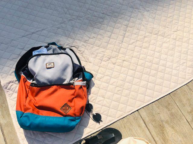 ilustrasi pria membawa ransel ke kantor (unsplash.com/Elena Rabkina)