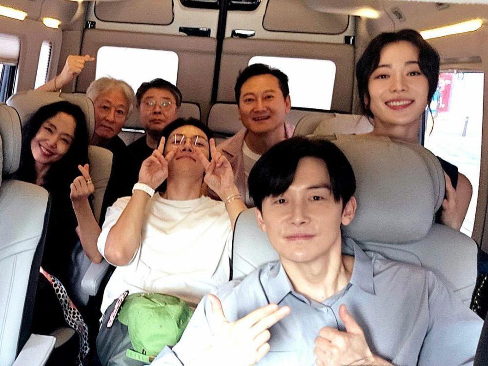 7 Potret Pemain Revolver Kompak Promosi Film Bareng, Fotonya Lucu-lucu