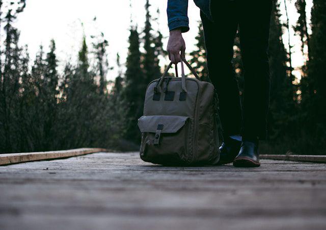 ilustrasi pria membawa ransel ke kantor (unsplash.com/Ian Keefe)