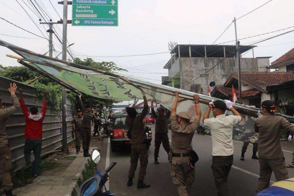 Satpol PP Kota Sukabumi gotong royong tertibkan spanduk liar (IDN Times/Istimewa