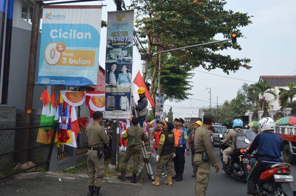 Petugas Satpol PP Kota Sukabumi saat menertibkan spanduk liar (IDN Times/Istimewa)