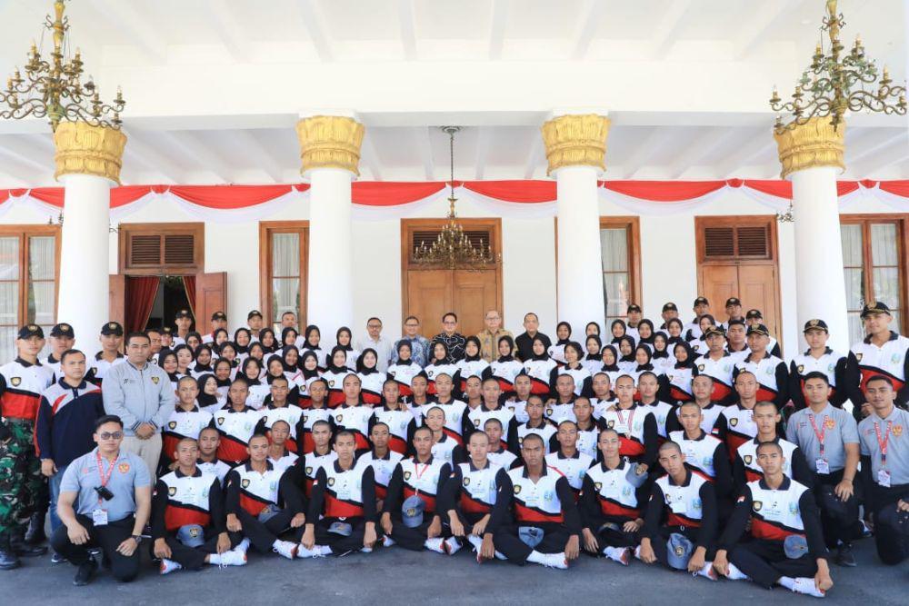 Penjabat (Pj) Gubernur Jawa Timur Adhy Karyono memacu semangat para anggota pasukan pengibar bendera pusaka (Paskibraka) Jawa Timur Tahun 2024 yang tengah berlatih di Halaman Gedung Negara Grahadi, Surabaya, Sabtu (10/8/2024). (Dok. Pemprov Jatim)