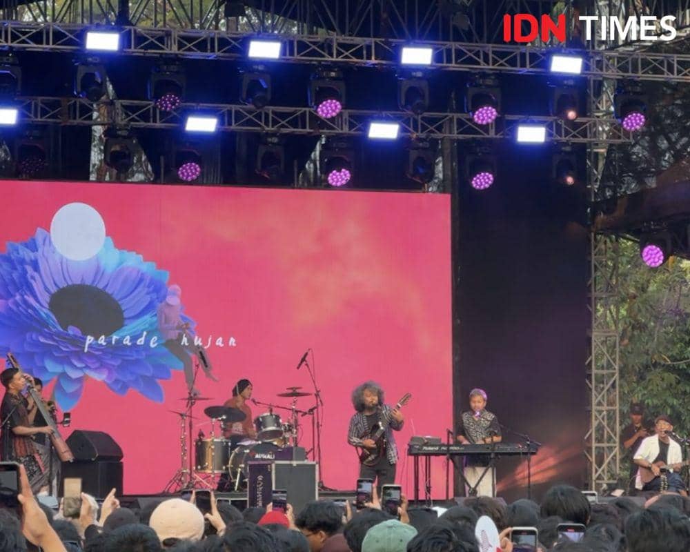 potret penampilan artis di The Sounds Project Day 2 pada Sabtu (10/8/2024) (IDN Times/Elizabeth Chiquita)
