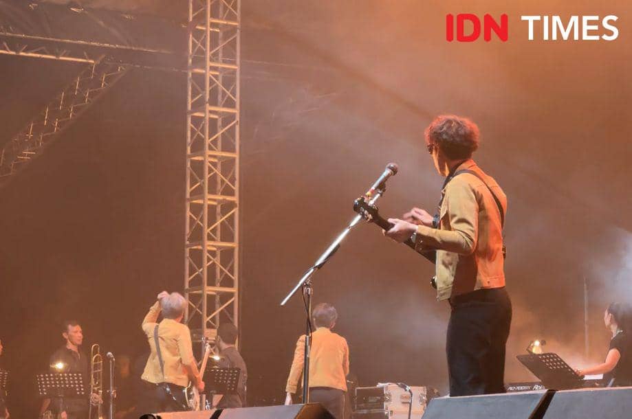 momen Tria Ramadhani vokalis The Changcuters turun panggung (IDN Times/Elizabeth Chiquita)