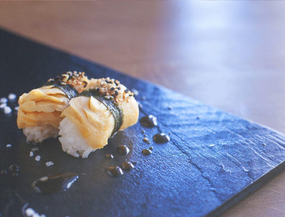 ilustrasi tamago sushi (unsplash.com/Kuba Boski)