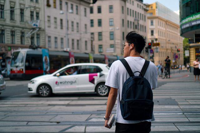 ilustrasi pria membawa ransel ke kantor (unsplash.com/Paavel Liik)