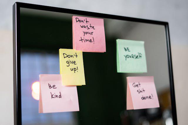 Quotes dalam Sticky Notes (pexels.com/cottonbrostudio)