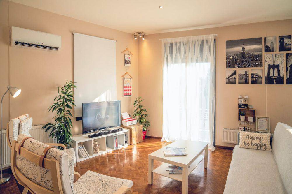 ide dekorasi menata desk tv di ruang keluarga (pexels.com/John Tekeridis)