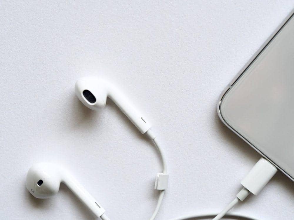 ilustrasi earphone (pexels.com/Jess Bailey Designs)