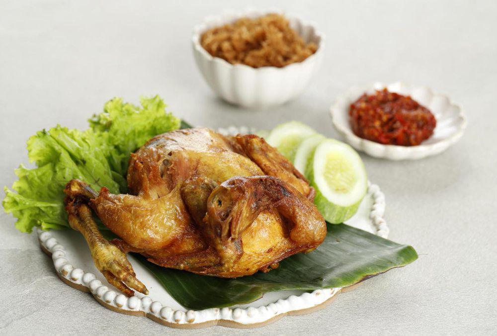 ilustrasi membuat ayam goreng bumbu kuning (vecteezy.com/ikarahma)