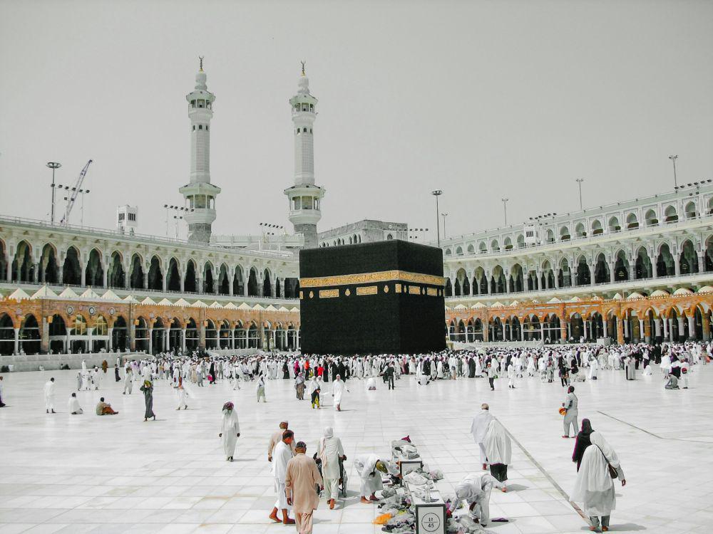 ilustrasi menjalankan ibadah umrah (unsplash.com/Sam Riz)