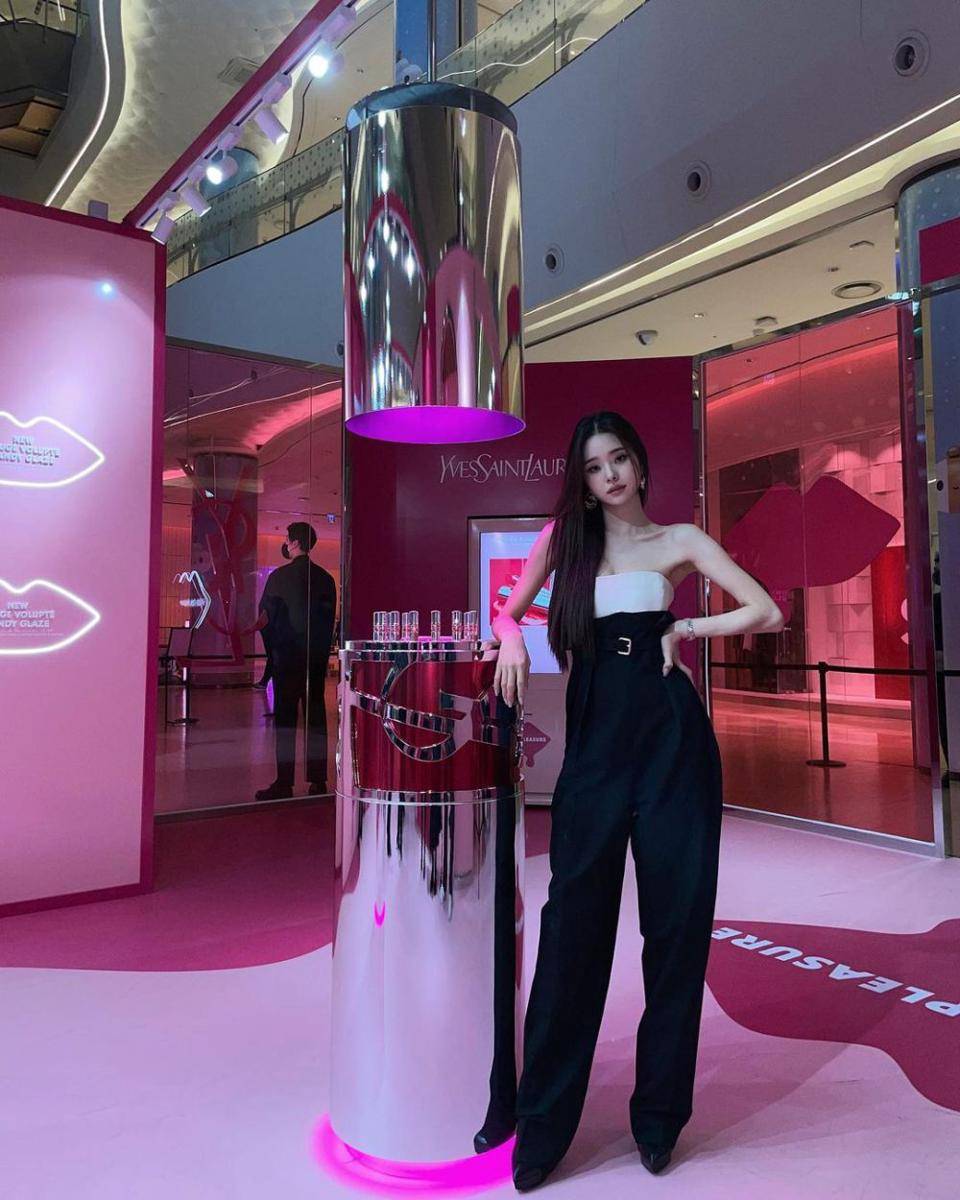 Mix and match outfit strapless ala Song Jia (instagram.com/dear.zia)