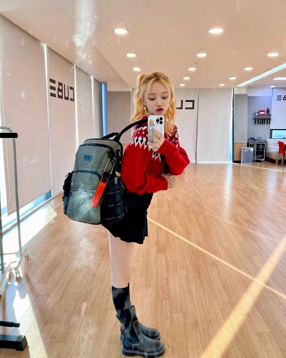 Mix and match atasan merah ala Yuqi (G)I-DLE (instagram.com/yuqisong.923)