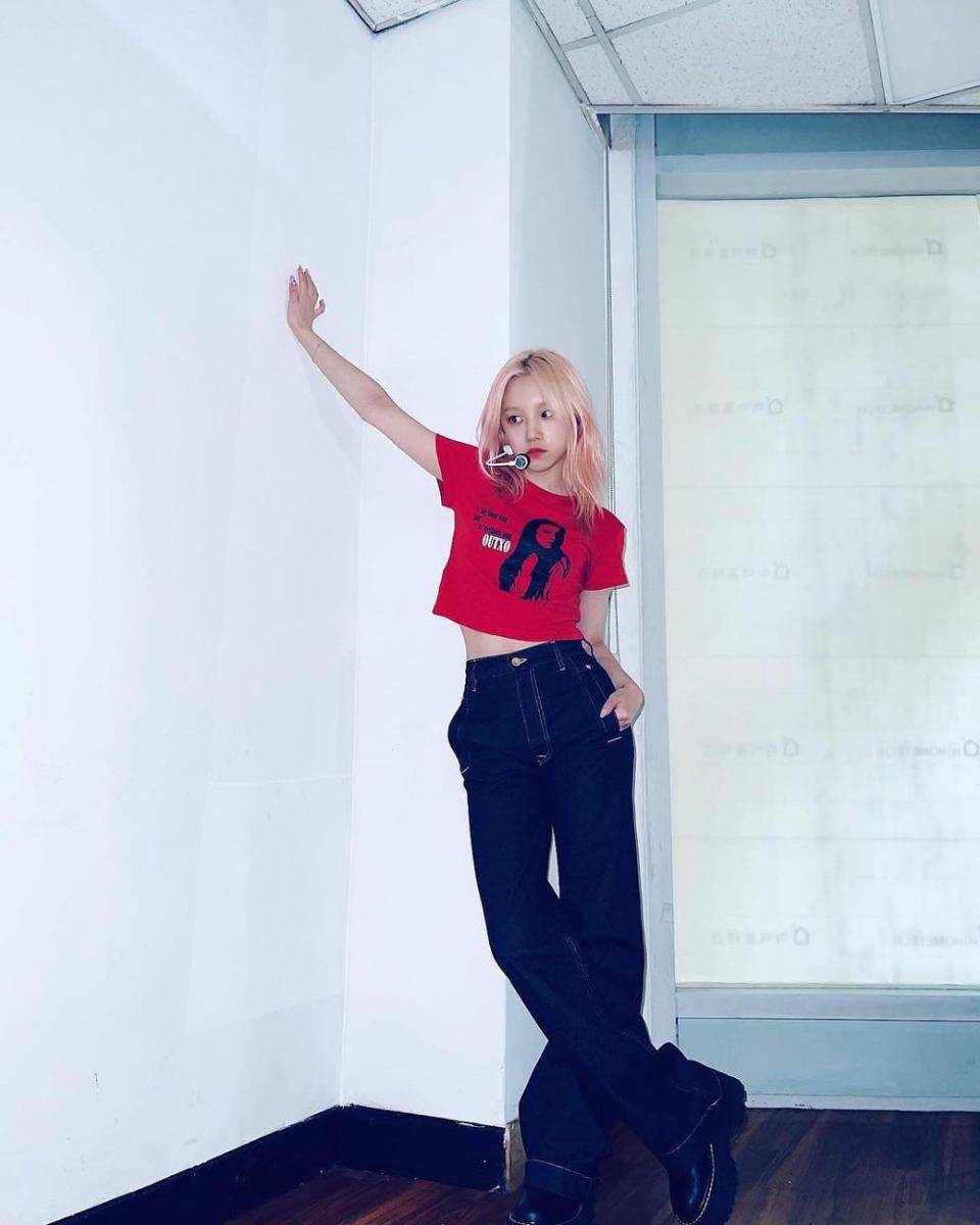 Mix and match atasan merah ala Yuqi (G)I-DLE (instagram.com/yuqisong.923)