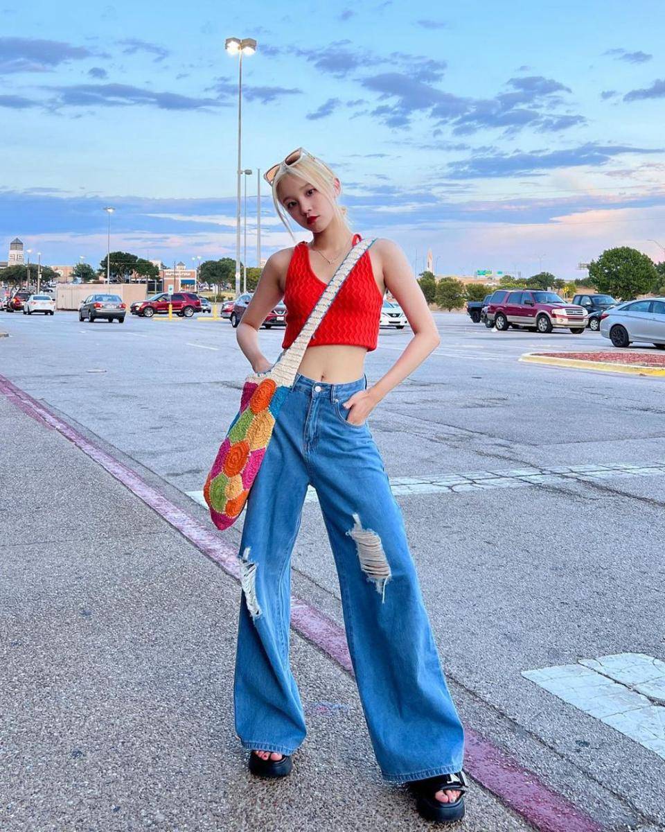 Mix and match atasan merah ala Yuqi (G)I-DLE (instagram.com/yuqisong.923)