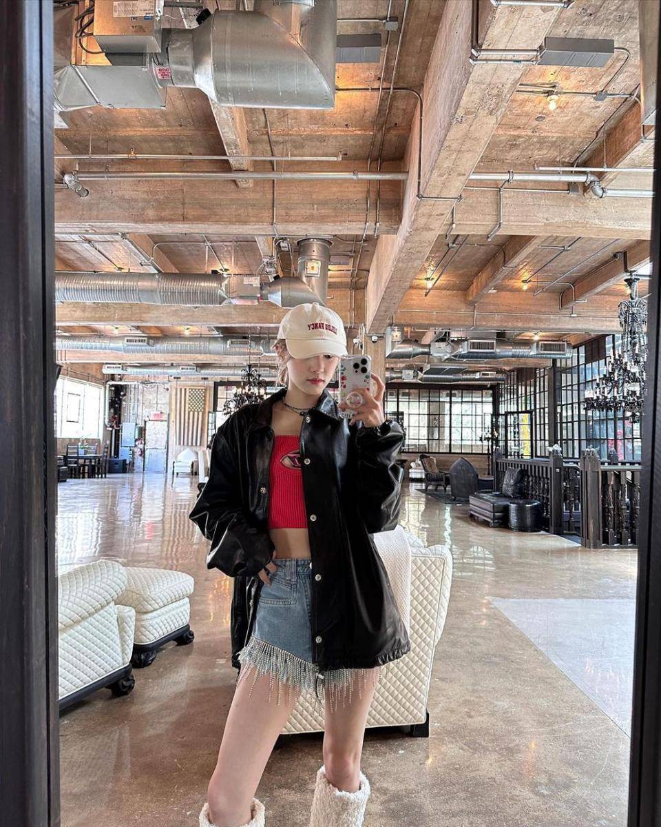 Mix and match atasan merah ala Yuqi (G)I-DLE (instagram.com/yuqisong.923)