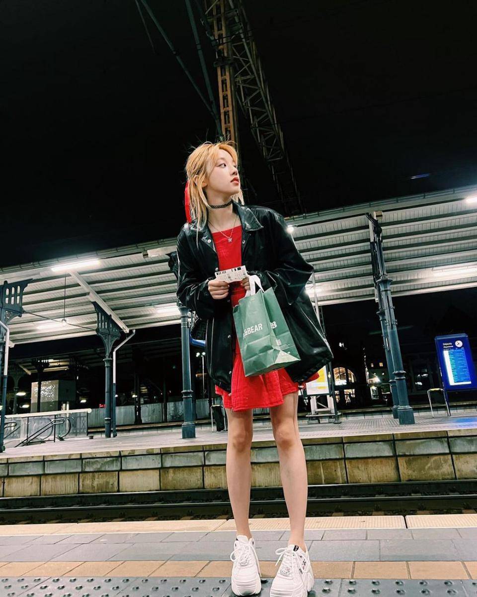 Mix and match atasan merah ala Yuqi (G)I-DLE (instagram.com/yuqisong.923)
