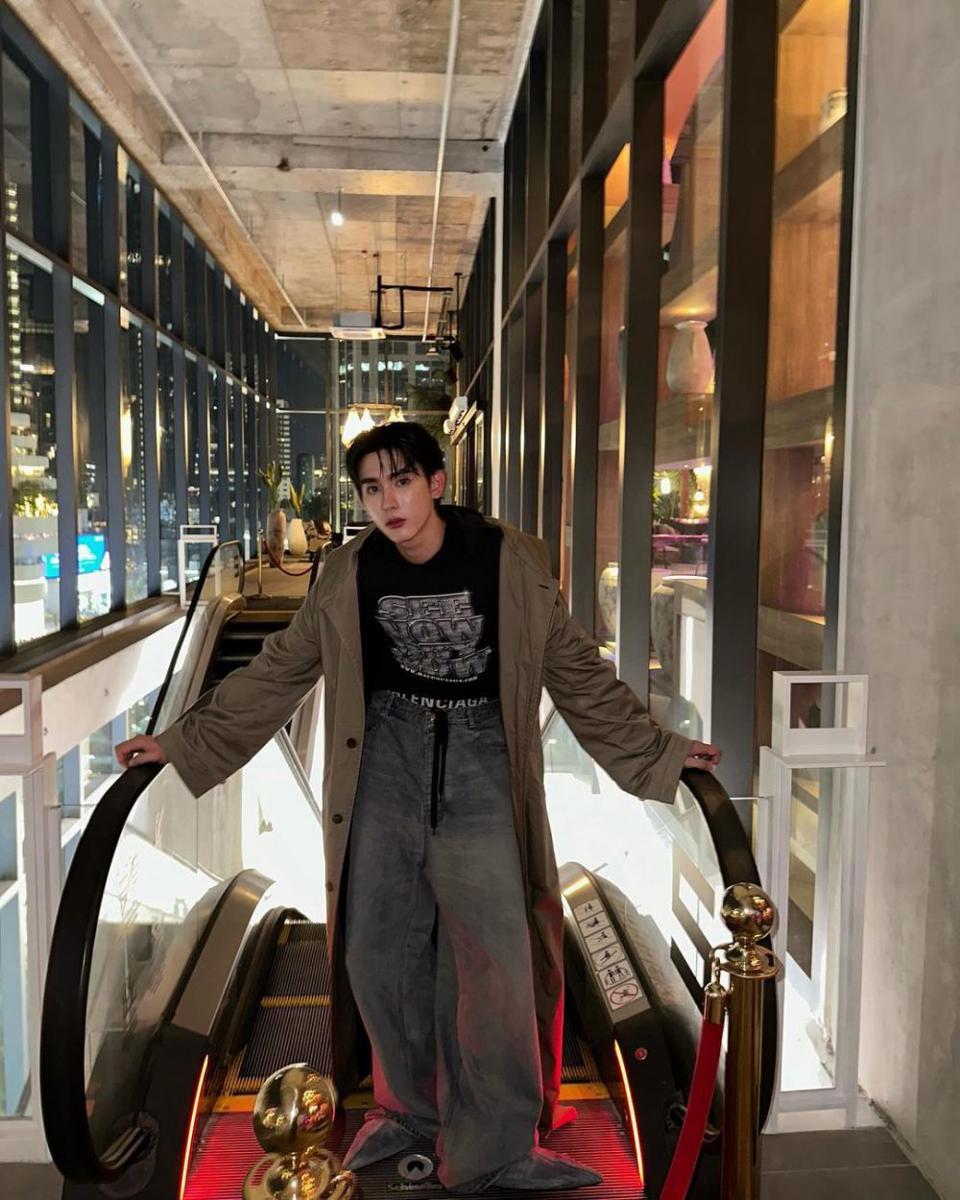 outfit celana oversized ala Book Kasidet (instagram.com/kasibook_)