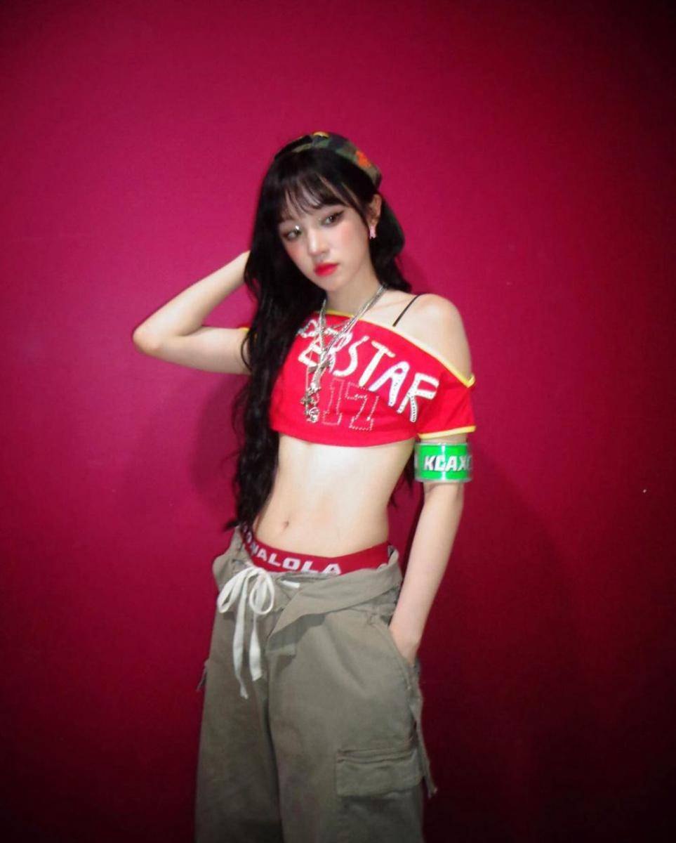 Mix and match atasan merah ala Yuqi (G)I-DLE (instagram.com/yuqisong.923)