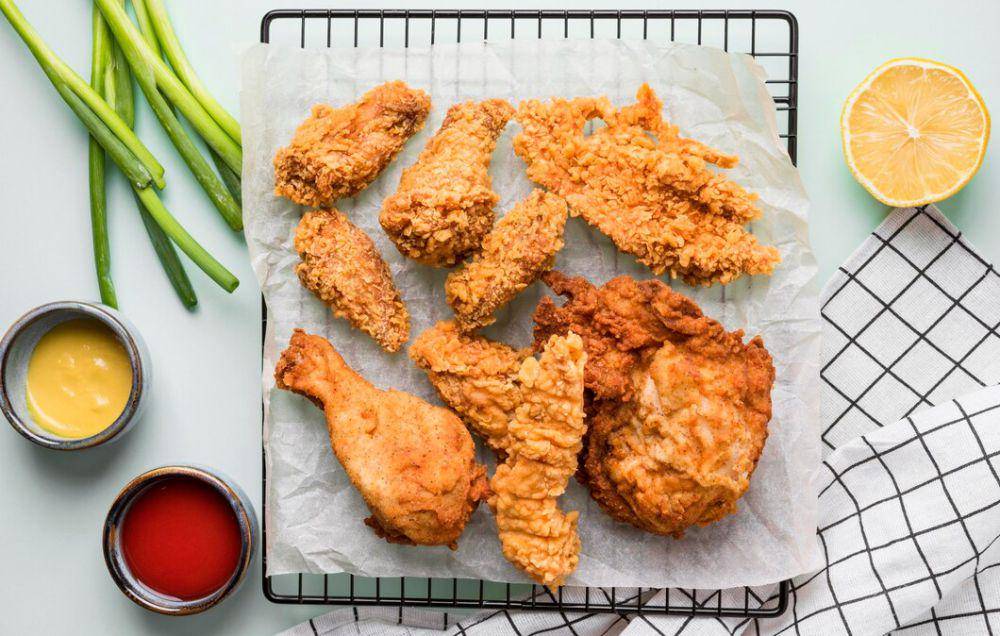 ilustrasi ayam goreng crispy (freepik.com/freepik)