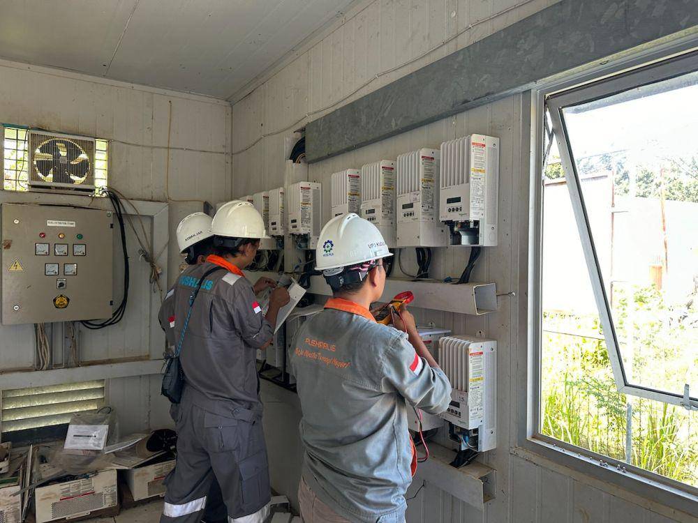 PLN memasok listrik di tiga pulau di Kepulauan Karimunjawa dengan energi baru terbarukan (EBT) dari tiga unit Pembangkit Listrik Tenaga Surya (PLTS) dengan total daya 182 Kilo Watt Peak (KWP). (dok. PLN)