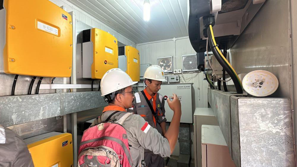 PLN memasok listrik di tiga pulau di Kepulauan Karimunjawa dengan energi baru terbarukan (EBT) dari tiga unit Pembangkit Listrik Tenaga Surya (PLTS) dengan total daya 182 Kilo Watt Peak (KWP). (dok. PLN)