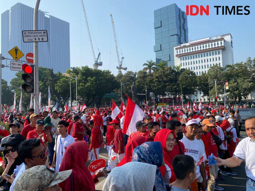Ribuan Warga Menunggu Kirab Bendera di Monas