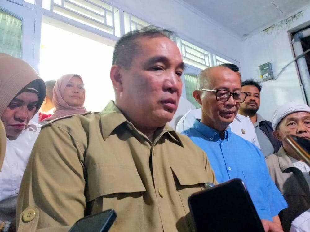 Ketua DPC Gerindra Kota Sukabumi Lutfi Achmad (kiri) dan Dida Sembada (kanan baju biru) saat ditanya soal konflik internal partai jelang Pilkada (IDN Times/Siti Fatimah)