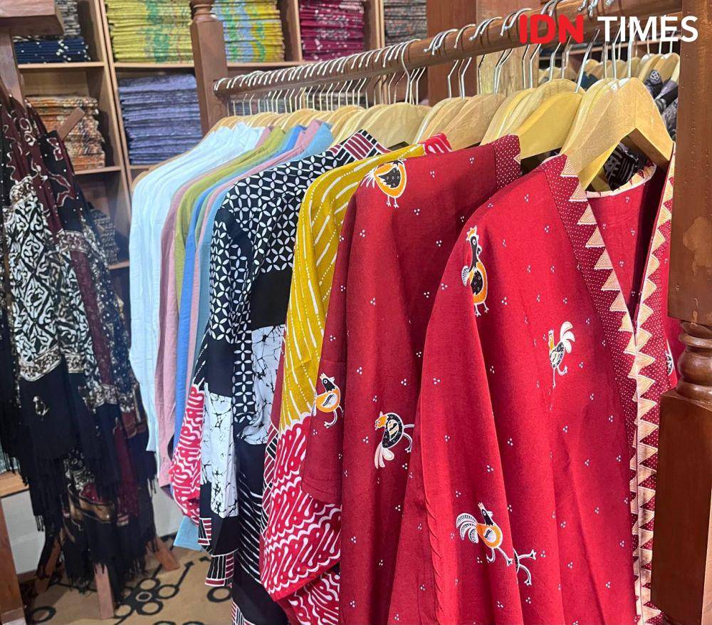 Media trip #MelokalDenganBatik dari Tokopedia dan ShopTokopedia di Solo, Jawa Tengah pada Rabu (7/8/2024). (IDN Times/Nisa Zarawaki)