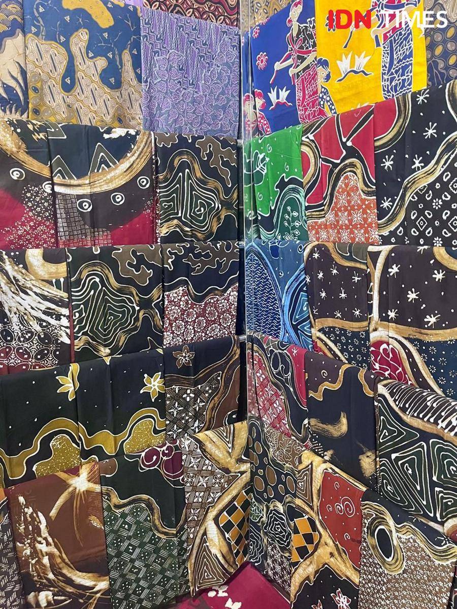 Media trip #MelokalDenganBatik dari Tokopedia dan ShopTokopedia di Solo, Jawa Tengah pada Rabu (7/8/2024). (IDN Times/Nisa Zarawaki)