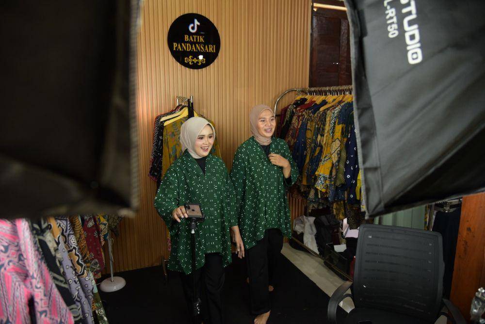 Media trip #MelokalDenganBatik dari Tokopedia dan ShopTokopedia di Solo, Jawa Tengah pada Rabu (7/8/2024). (dok. Tokopedia)