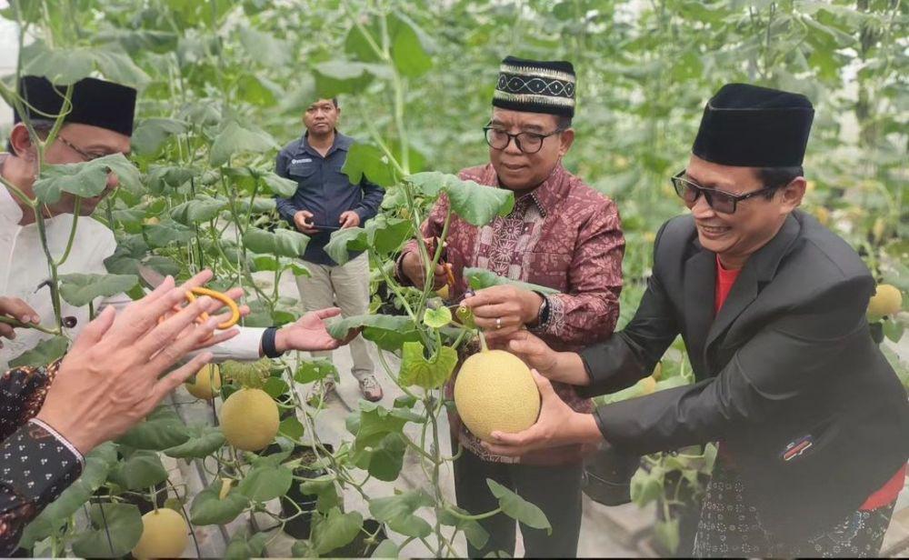 Pj Gubernur Lampung Resmikan Sekolah Melon Berbasis IoT di Pesantren