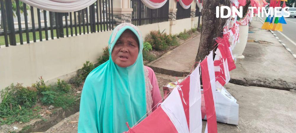 Cuan dan Pengorbanan Penjual Bendera Merah Putih di Palembang