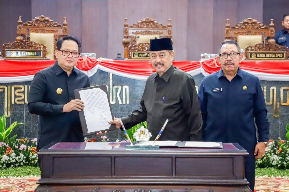Pengesahan PAPBD Jatim 2024 oleh Pj Gubernur Jatim Adhy Karyono dan pimpinan DPRD Jatim. Dok. Pemprov Jatim.