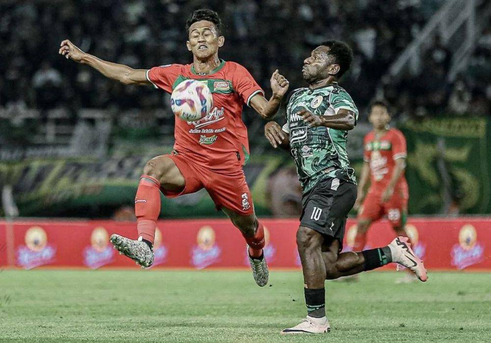 Pemain Persebaya (kiri) Catur Pamungkas saat duel dengan pemain PSS (kanan) Ricky Cawor di Stadion GBT Surabaya. (Instagram.com/officialpersebaya)