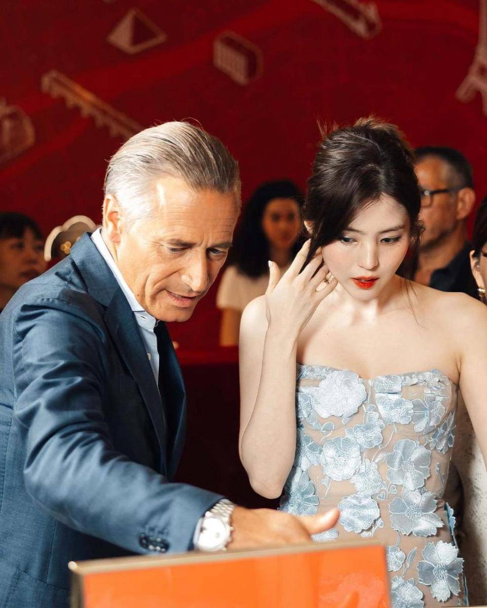 potret Han So Hee di event Omega Paris (instagram.com/omega)