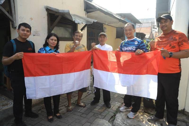 Pemkot Tangerang Bagikan 10.000 Bendera ke Masyarakat