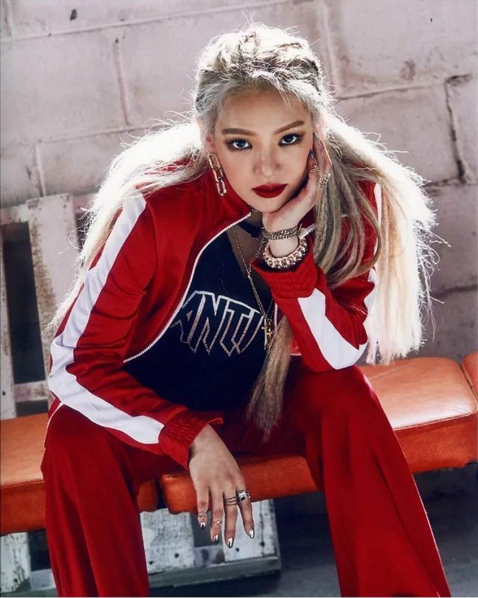 Hyoyeon SNSD mengenakan outfit nuansa merah putih (https://www.instagram.com/hyoyeon_x_x/)